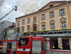 Sedm jednotek hasičů zasahovalo u požáru výškové budovy v Holešově