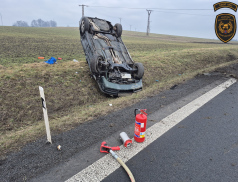 Osobák skončil po střetu s dodávkou na střeše