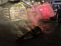 Na náměstí v Kroměříži se vzňaly slaměné postavy v betlému