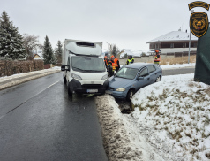 Střet dodávky s osobákem si vyžádal dvě zraněné osoby 