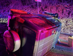 Na zledovatělé silnici převrátil řidič auto na bok