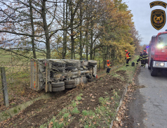 Řidič převrátil náklaďák na bok