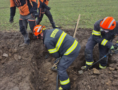 Hasiči vykopávali psa. Zalezl do roury a nemohl ven 