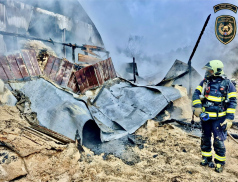 Požár skladu pilin likvidovalo šest jednotek hasičů