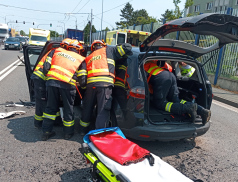 Dopravní nehoda ve Zlíně. Tři zranění, pro jednoho přiletěl vrtulník