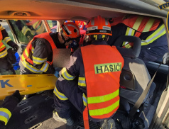 Zaklíněného řidiče museli hasiči vyprostit z havarovaného auta ve Slušovicích
