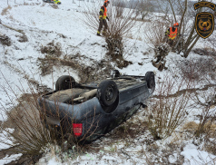 Řidička skončila s autem na střeše v korytě potoka i se dvěma dětmi