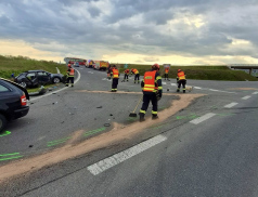 Po havárii vyprošťovali hasiči z aut dvě zaklíněné osoby