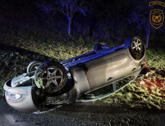 Z pátku na sobotu tři nehody. Auto ve Zlíně vjelo do domu 