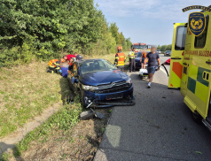 Na dálnici u Bezměrova se srazila dvě auta