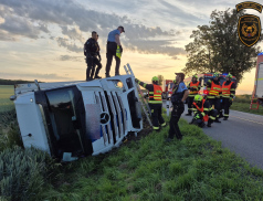 Kamion skončil po nehodě převrácený v poli