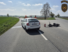 Po srážce s autem utrpěl řidič motorky i jeho spolucestující zranění