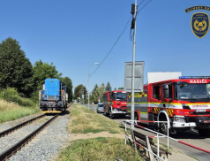 Cyklista přejížděl železniční přechod. Přehlédl přijíždějící lokomotivu