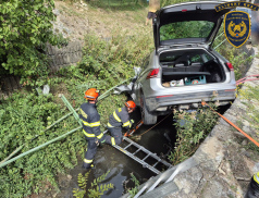 Auto skončilo v potoce, řidič zůstal zaklíněný uvnitř