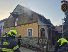 Ranní požár na farmě v obci Žlutava: Hasiči zachraňovali čtyři osoby ze silně zakouřené budovy