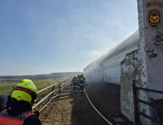 Požár kravína v Nové Dědině zaměstnal deset jednotek hasičů