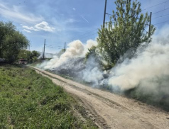 Rozsáhlý požár podél železniční tratě na Zlínsku zaměstnal 15 jednotek