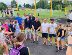 V Boršicích otevřeli novou pumptrackovou dráhu pro mladé cyklisty i zkušené jezdce