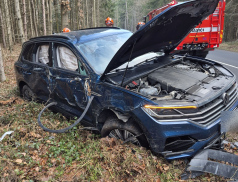 Řidička narazila do lesního stromu. Přijela pro ni záchranka