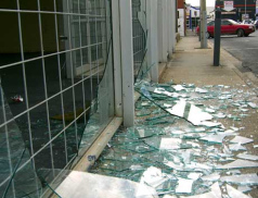 Zdrogovaný muž vnikl do autosalonu a pořezal se o sklo. Policisté mu zastavili krvácení 