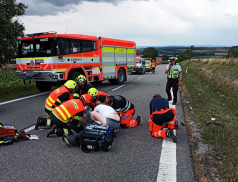 Střet osobáku se skútrem. Pro řidiče skútru letěl vrtulník