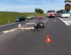Po střetu s osobákem utrpěl motocyklista těžká zranění 