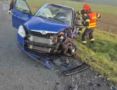 Náročné pondělní ráno hasičů. Dvě nehody, zraněné osoby a vyprošťování řidiček 