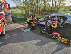 Zaklíněného řidiče museli hasiče z auta vystříhat 