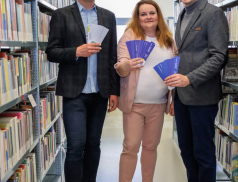 Nové barevné záložky v knihovnách propagují Poradenské a krizové centrum