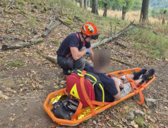 Hasiči zasahovali u zraněných v těžko přístupném terénu