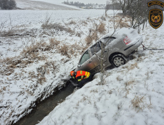 Zasněžené pondělí si vyžádalo celou řadu nehod