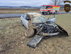 Osobní vozidlo skončilo u Vlčnova na poli, jedna osoba se zranila
