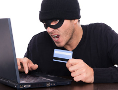 Pod záminkou zdravotních problémů vylákal od seniora platební kartu 