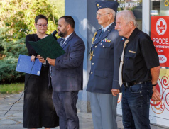 Zubří odhalilo pamětní desku válečnému letci Karlu Františku Pernicovi