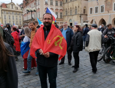 Symbol Putinovy války je v Česku důvodem pro policejní zásah. Zatýkat by se mělo i za srp a kladivo