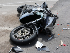 Motorkář skončil po střetu s osobákem s těžkým zraněním v nemocnici 