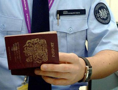 Kontroly cizinců pobírající humanitární dávky pokračují