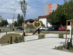 Modernizace přednádražního prostoru v Rožnově je dokončena. Nová vstupní brána do města nabízí zeleň, parkování i občerstvení