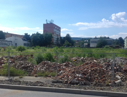 Opilec ničil výlohy. Rozbil i výklad nového obchodního centra 