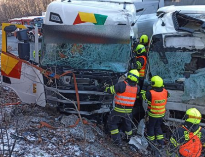 Vážná nehoda dvou náklaďáků v buchlovských kopcích