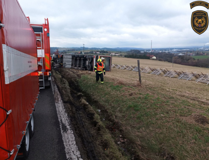 Kamion se vyvrátil do pole, řidič zůstal uvězněn v kabině 