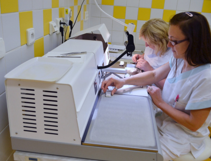 Nová zalévací linka v Nemocnici AGEL Valašské Meziříčí zrychluje diagnostiku a zvyšuje kvalitu péče