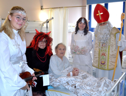 Mikuláš se svou družinou ani tentokrát nezapomněl na malé i velké pacienty Nemocnice AGEL Valašské Meziříčí