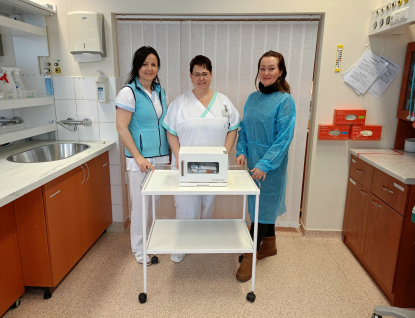 Novorozenecké oddělení Nemocnice AGEL Valašské Meziříčí získalo nový ohřívač textilií