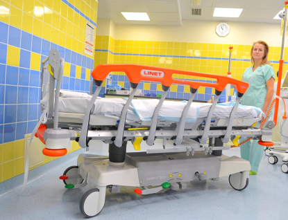 Nemocnice AGEL Valašské Meziříčí pořídila moderní transportní lůžko za účelem zlepšení péče o urgentní pacienty