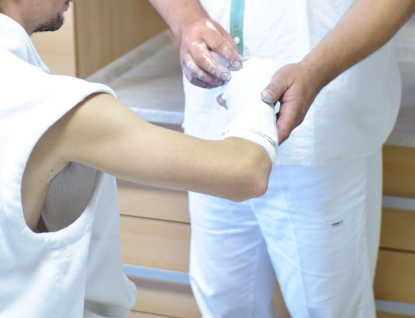 Letní měsíce a nápor úrazů: Chirurgická ambulance Nemocnice AGEL Valašské Meziříčí denně ošetří stovku pacientů