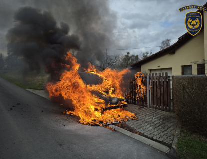 Technická závada na vozidle způsobila jeho vznícení