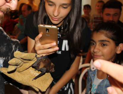 Zoolog přiblíží, jak si žijí netopýři