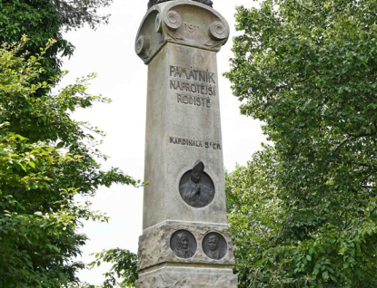 Památník kardinála Bauera září novotou