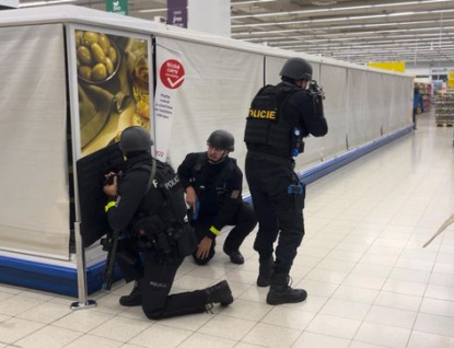 Noční cvičení policie v meziříčském Tescu proti „aktivnímu střelci“